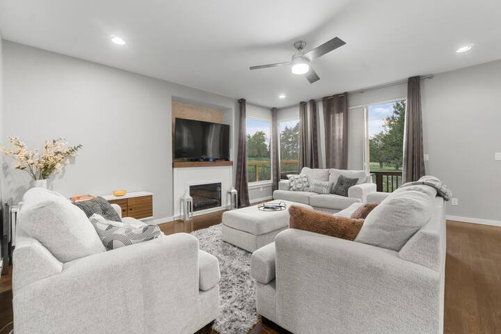 Golf Course Hot Tub Retreat W/Mtn Views gallery image 2