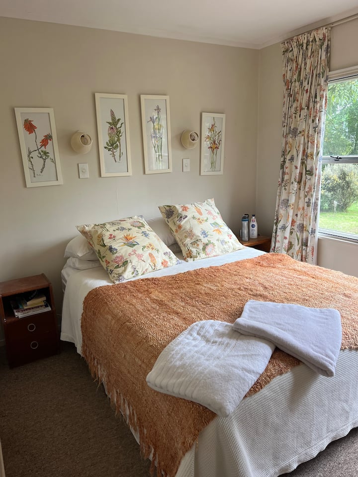 Toto je hlavná spálňa, malá, ale s výhľadom na terasu so závesnou skriňou a zásuvkami. 