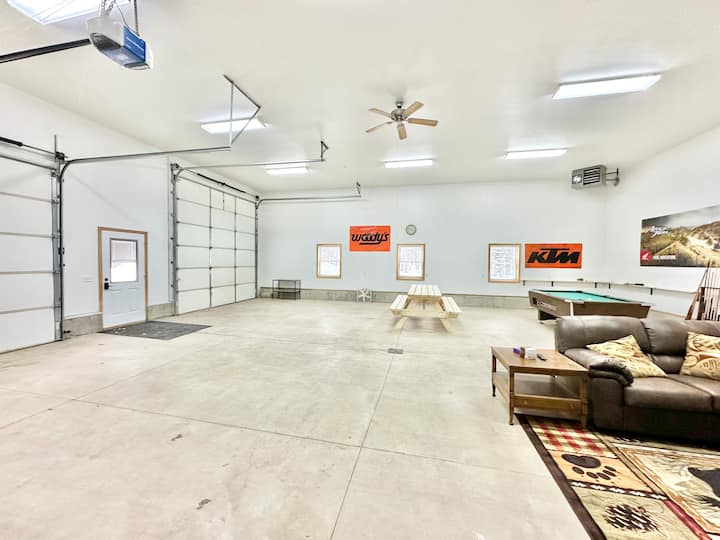 Spacious Barndominium! Pool Table And Views Of Lk - Munising, MI