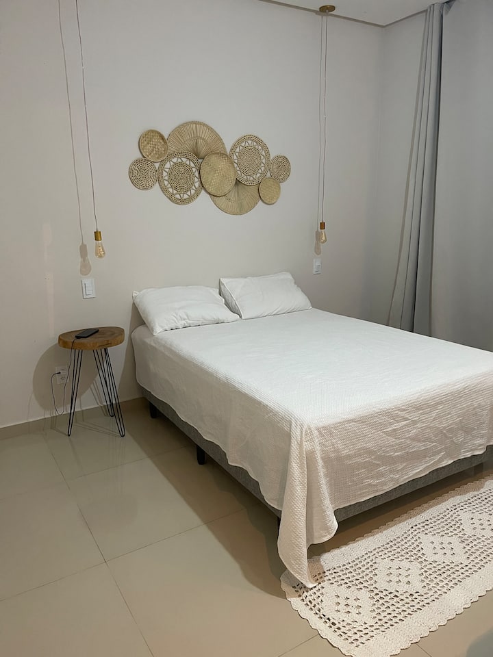 Táto izba  je veľmi veľká, je to apartmán a má veľa priestoru, na fotke má len 1 manželskú posteľ, ale dnes má v novej konfigurácii + 1 jednolôžko s pomocnou posteľou a viac priestoru, stále má šatník. 