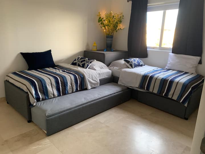 Großes Schlafzimmer mit 3 Betten