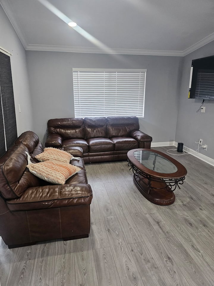 Enjoy The Beautiful Lake View - Tamarac, FL