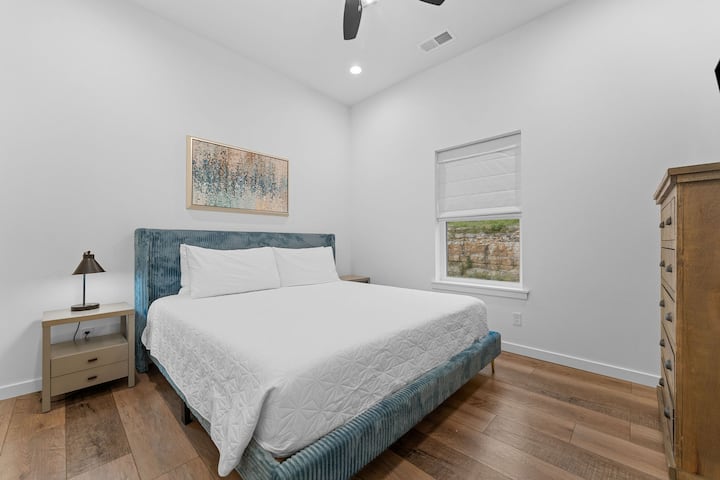 Suíte privativa no segundo andar com cama king size e banheiro privativo, oferecendo um lugar tranquilo para recarregar as energias.