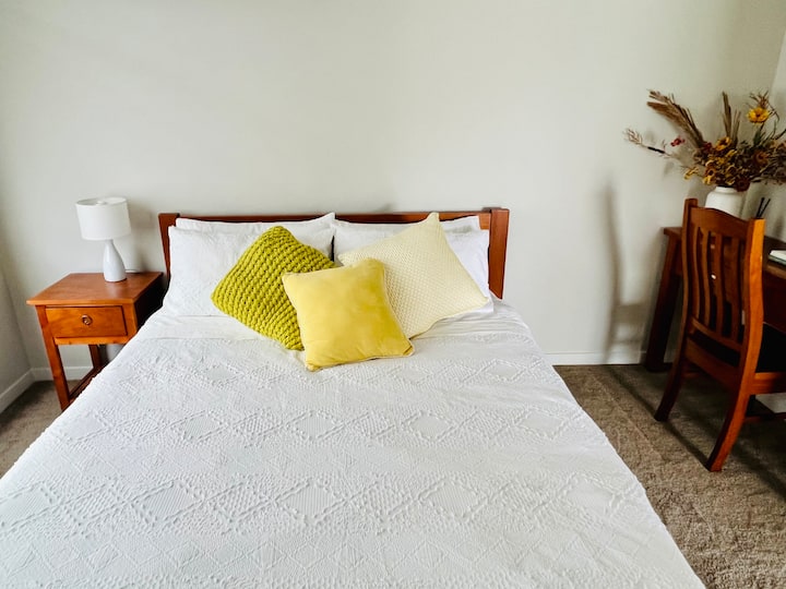 - חדר שינה 2 הוא די נפרד מחדר שינה 1, שמציע פרטיות טובה. יש בו מיטת קווין סייז.