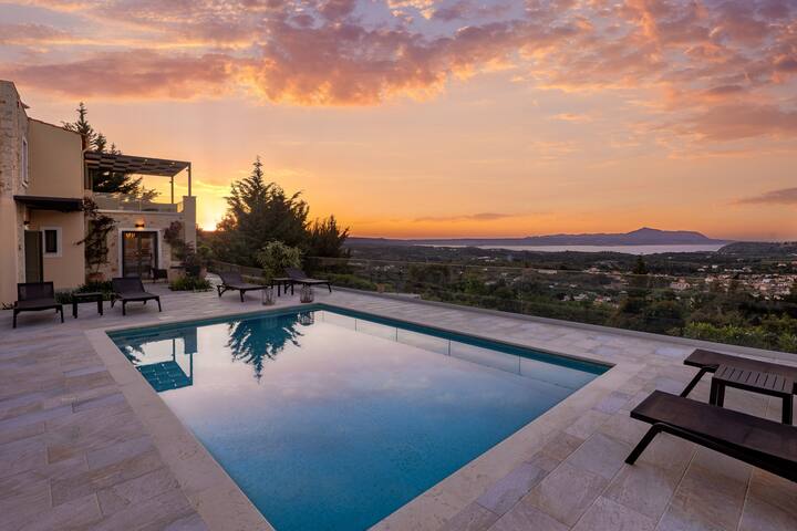 Elegant cretan villa w/ superb panoramic views gallery image 3
