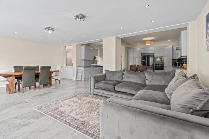 Luxurious 4 bedroom family home gallery image 2