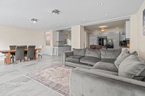 Stylish 4BR Executive Home/Huge Kitchen/Sleeps7