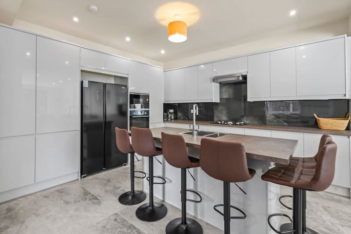 Luxurious 4 bedroom family home gallery image 3