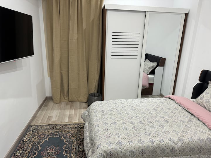 בואו לחוות את השילוב המושלם של נוחות ובידור בחדר שלנו, עם שתי מיטות יחיד, חדר הלבשה וטלוויזיה חכמה להנאתכם.