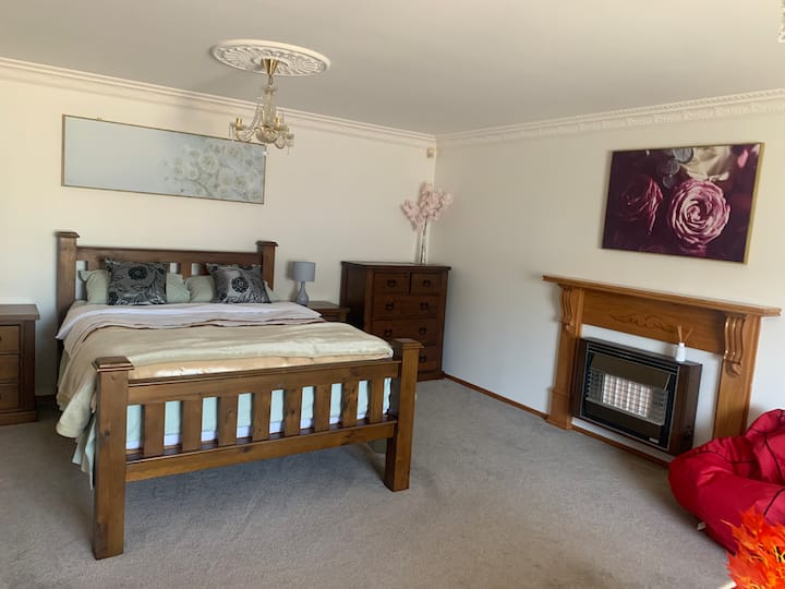 Spacious Room With Sofa Tv - Palmerston North
