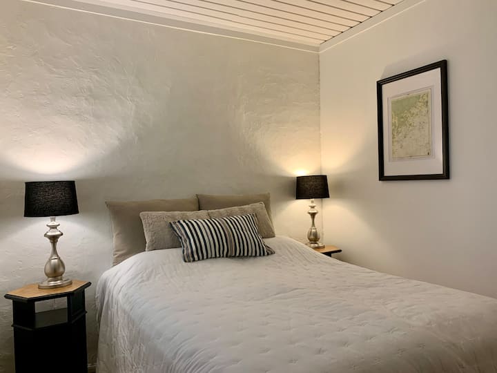 Საწოლი დიდი ზომის (140 სმ) და კომოდი