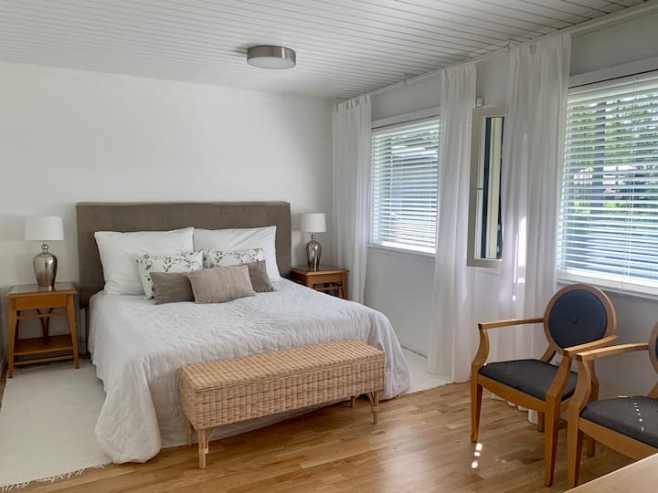 საწოლი 180 სმ‑იანი სიგანის და ორი ვინტაჟური კომოდი. 