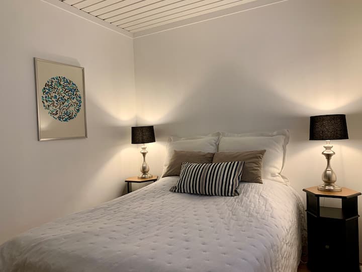 Საწოლი ორადგილიანი (140 სმ) და ვინტაჟური კომოდი.