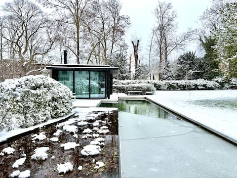 Deluxe Tiny House & private Natural Swimming Pool