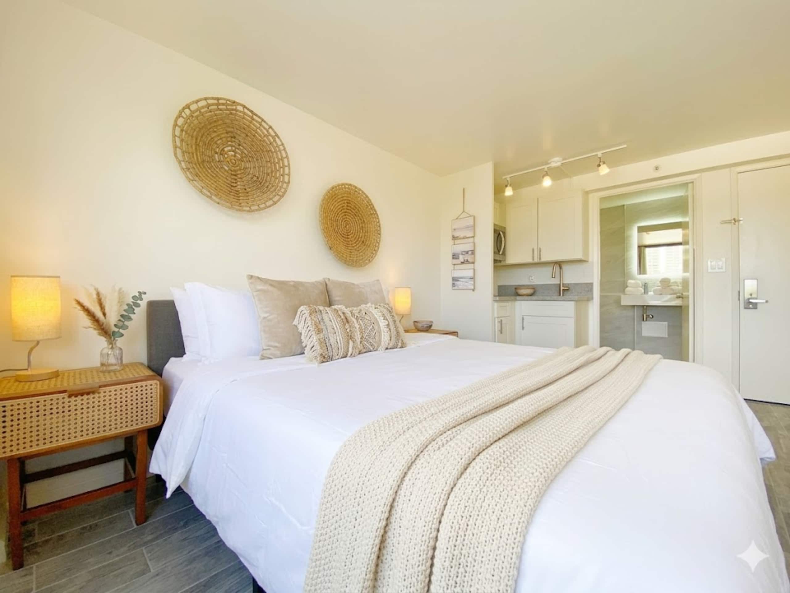 Great Waikiki Canal View - Modern Cozy Studio 8 - Image 4