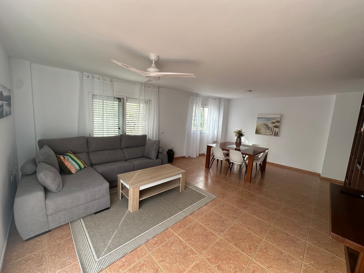 Annonce Airbnb populaire: A bright apartment with a large terrace and views à Candelaria