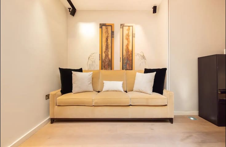 Mayfair loft gallery image 4