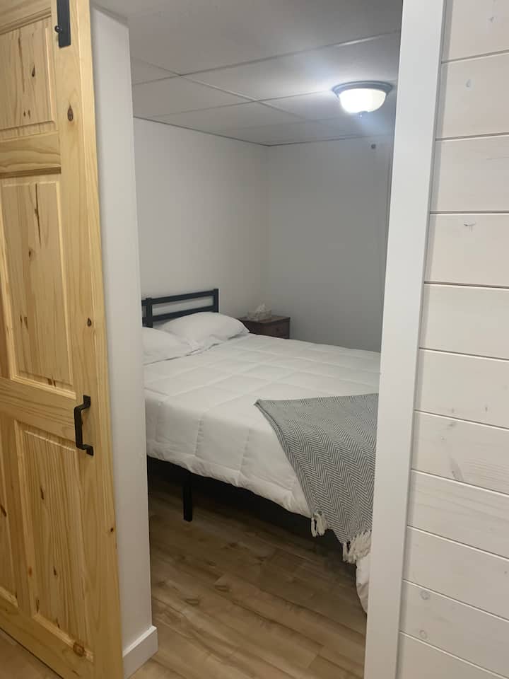 Затворена спалня в мазето 