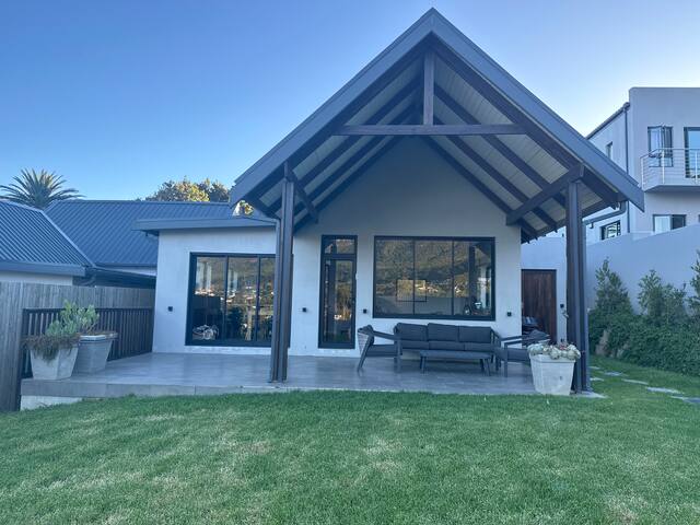 Gorgeous home in secure estate, breathtaking views gallery image 2