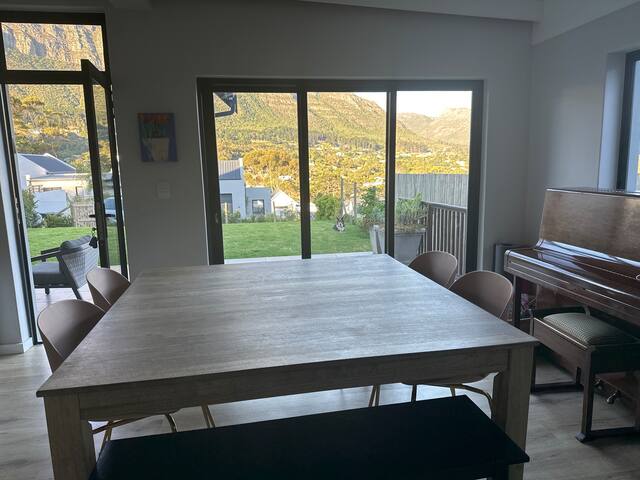 Gorgeous home in secure estate, breathtaking views gallery image 4