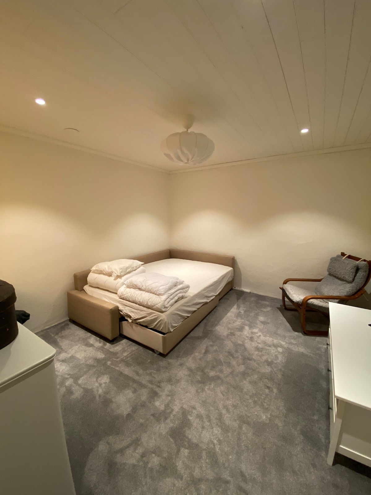 Разтегателен диван, широк 140 см, в мазето 