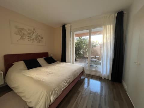 Secure 2-room with terrace 10 min SQY station Wi-Fi