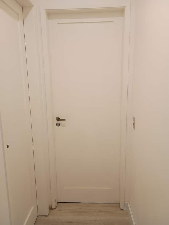 2つ目のベッドルームの左側のドアにあるメインベッドルームへのドアにアクセスしてください。