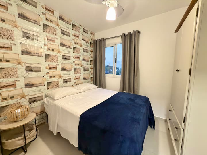 Large room with double bed, bed linen available and closet, perfect for those looking for practicality. Rest comfortably during your stay.
