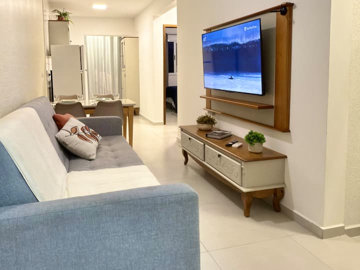 Spacious and airy room, decorated with practicality and comfort, ideal for relaxing after a day at the beach. Enjoy moments of rest in comfort.