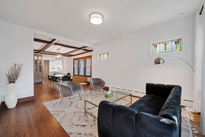 Spacious Oak Park 4bd/3.5ba and Parking