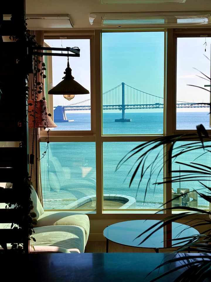 small house | Front view of Gwangan Bridge | Ocean view | 1 minute on the beach | New open | Deals