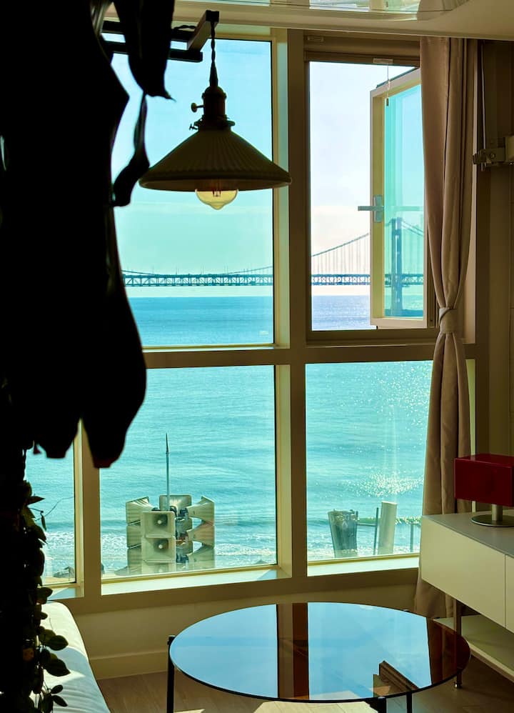 small house | Front view of Gwangan Bridge | Ocean view | 1 minute on the beach | New open | Deals