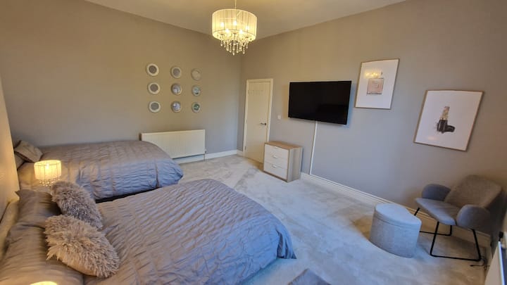 חדר שינה ענק בקומה הראשונה עם מיטה זוגית ומיטת יחיד, נטפליקס, מלתחה