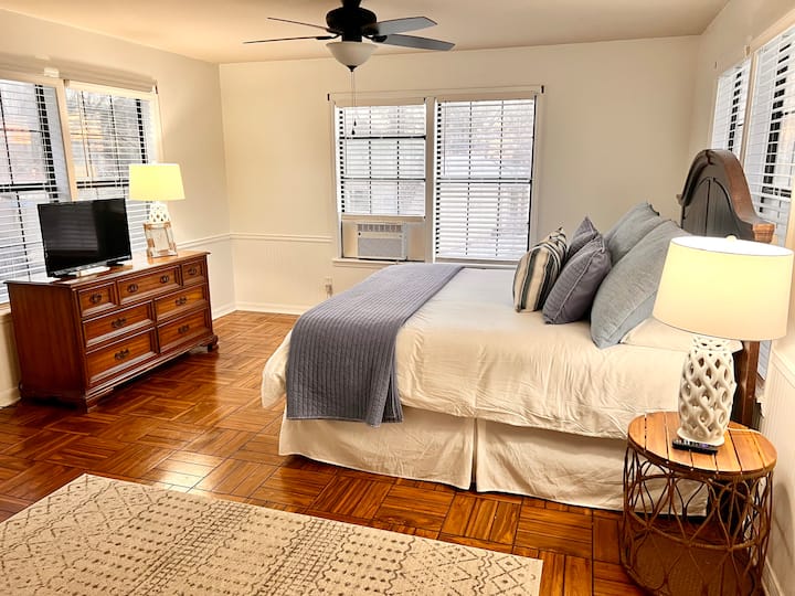 חדר שינה ראשי - מיטת קינג 