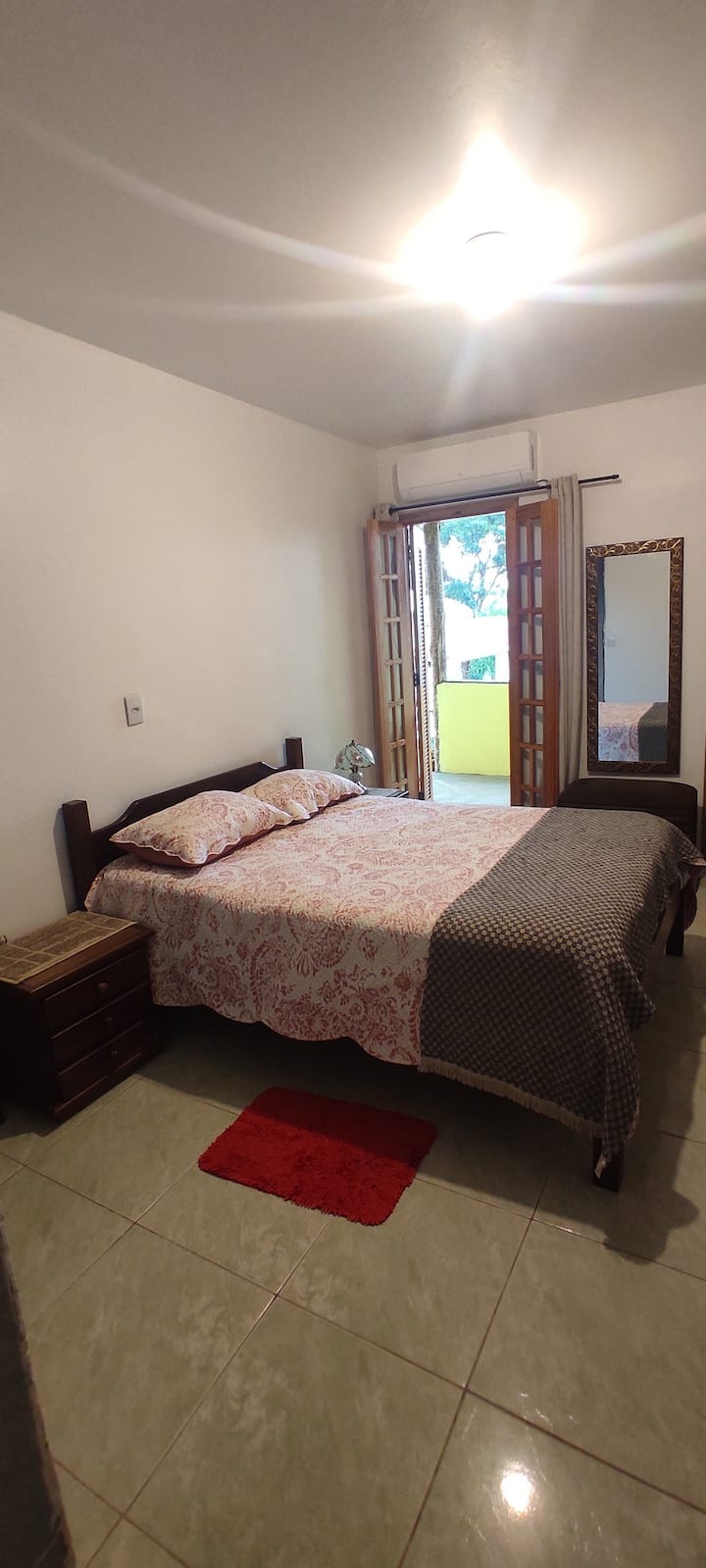 エンスイートバスルーム付きの寝室。