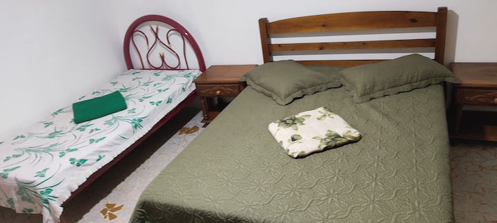 この部屋は4号室とバスルームとトイレを共有します。