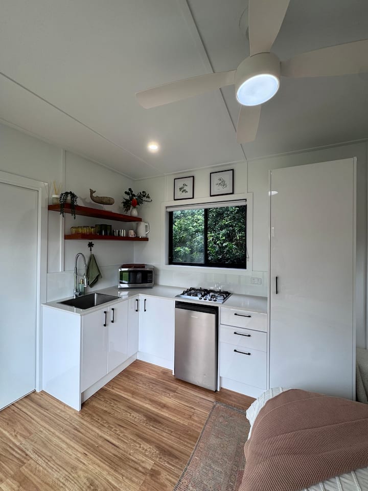 Cozy Coastal Tiny Home 5 Mins Drive To The Beach! - Yamba