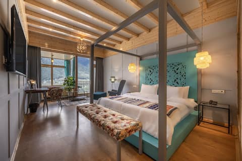Jacuzzi Balcony | Mountain View | Manali's Bliss