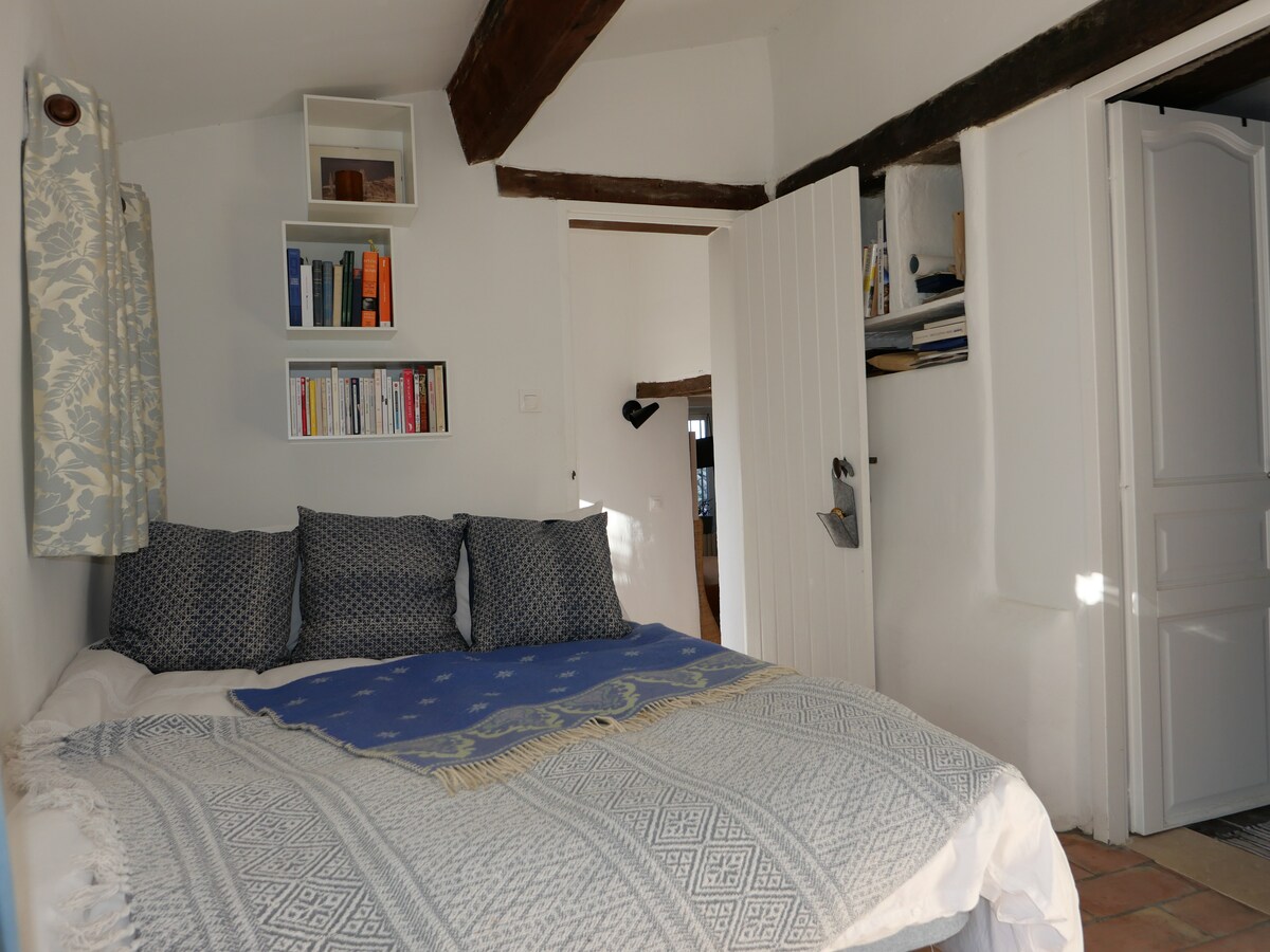 Dormitorio en la segunda planta con baño privado (baño 4) con acceso directo a la piscina.