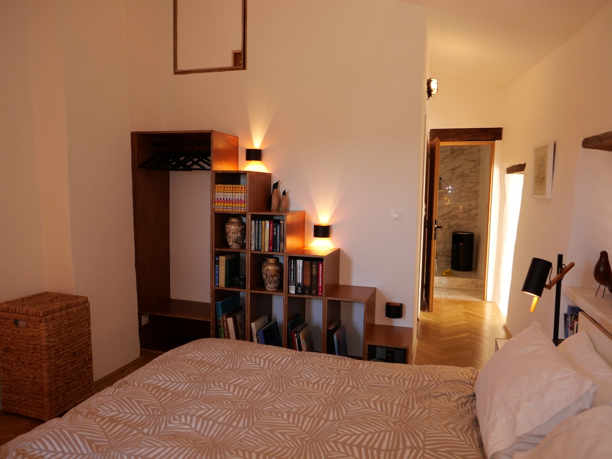 Este dormitorio se encuentra en el tercer nivel o en la parte superior de la casa y tiene un vestidor y un baño privado (baño 1) con piso de parque. La terraza de la azotea es fácilmente accesible, al igual que la oficina. Este es el dormitorio principal de la casa.