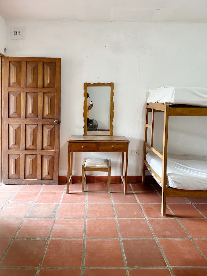 4号房可容纳6人，提供一张双人床和两张单人上下铺️ 