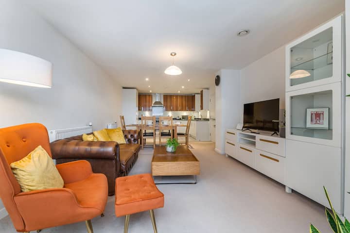 Luxury 2 Bed W/balcony View, 4 Min Walk To Station - ロンドン