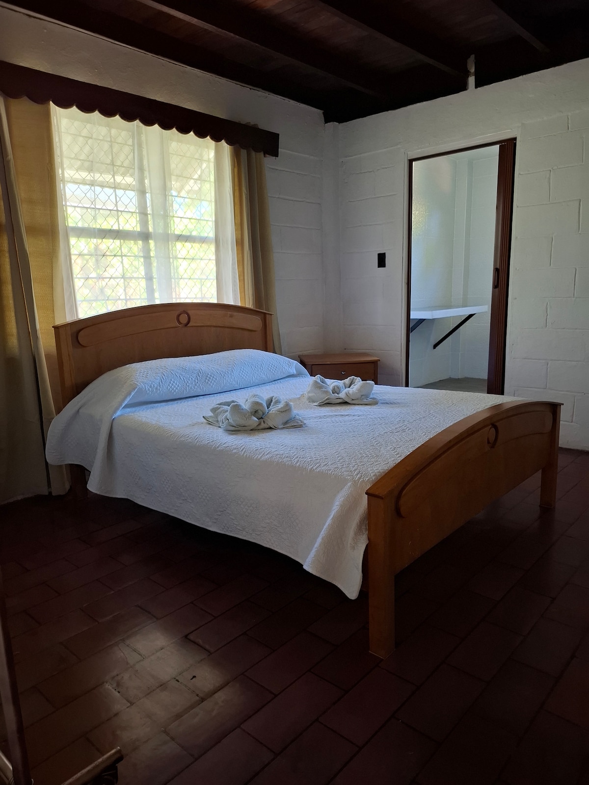 Private room, 1 block from the beach