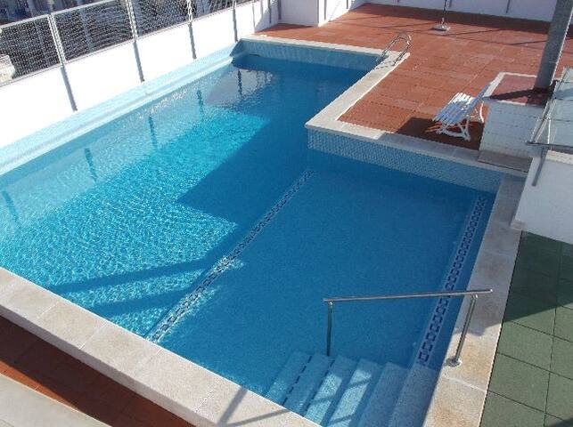 Magnífico piso con piscina comunitaria