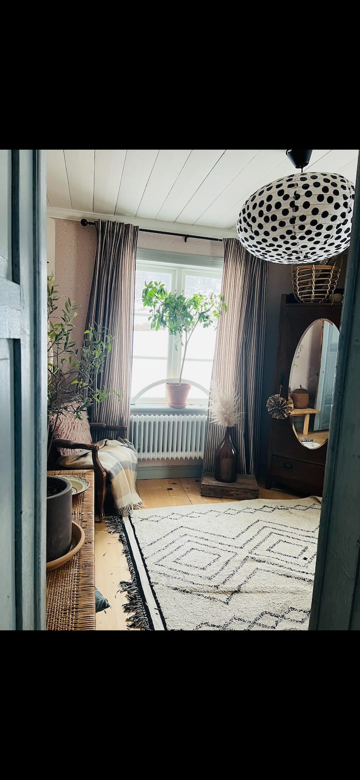 Junto a la sala de estar de abajo hay una oficina con un escritorio grande y una bonita silla con respaldo para aquellos que necesitan trabajar. Colocaremos una cama adicional allí si es necesario. 