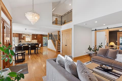 Top performing Airbnb: Spacious Luxury Boulder Home | 5 bed+5 bath in Southeast Boulder