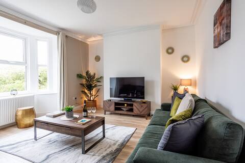 Durham city stylish town house with Free Parking.