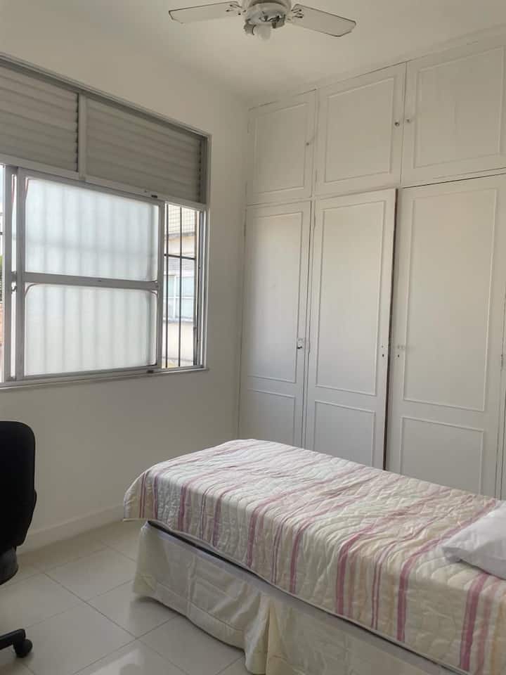 Hiki ni kitanda cha sanduku ambacho kitagawanywa katika vipande viwili na godoro kwenye mistari.