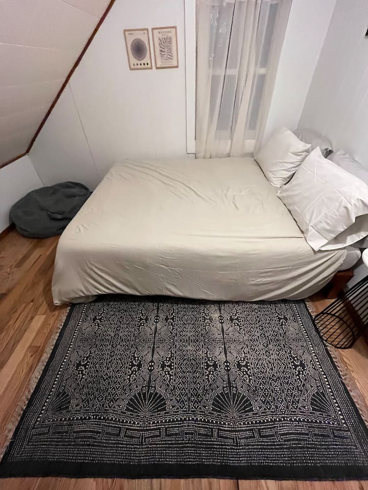 Спалня на горния етаж. Двойно легло. С изглед към задния двор. 