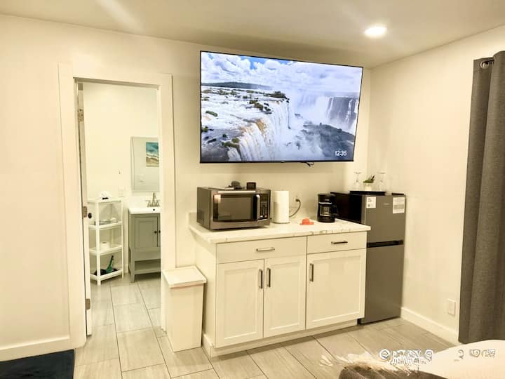 Chic Central Studio With Luxe Hydroshower And King - West Palm Beach, FL